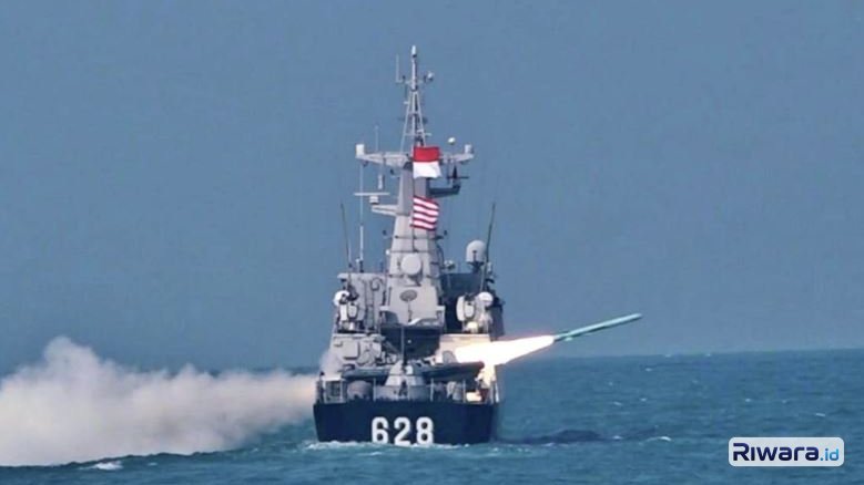 KRI Sampari TNI AL menembakkan rudak C-705